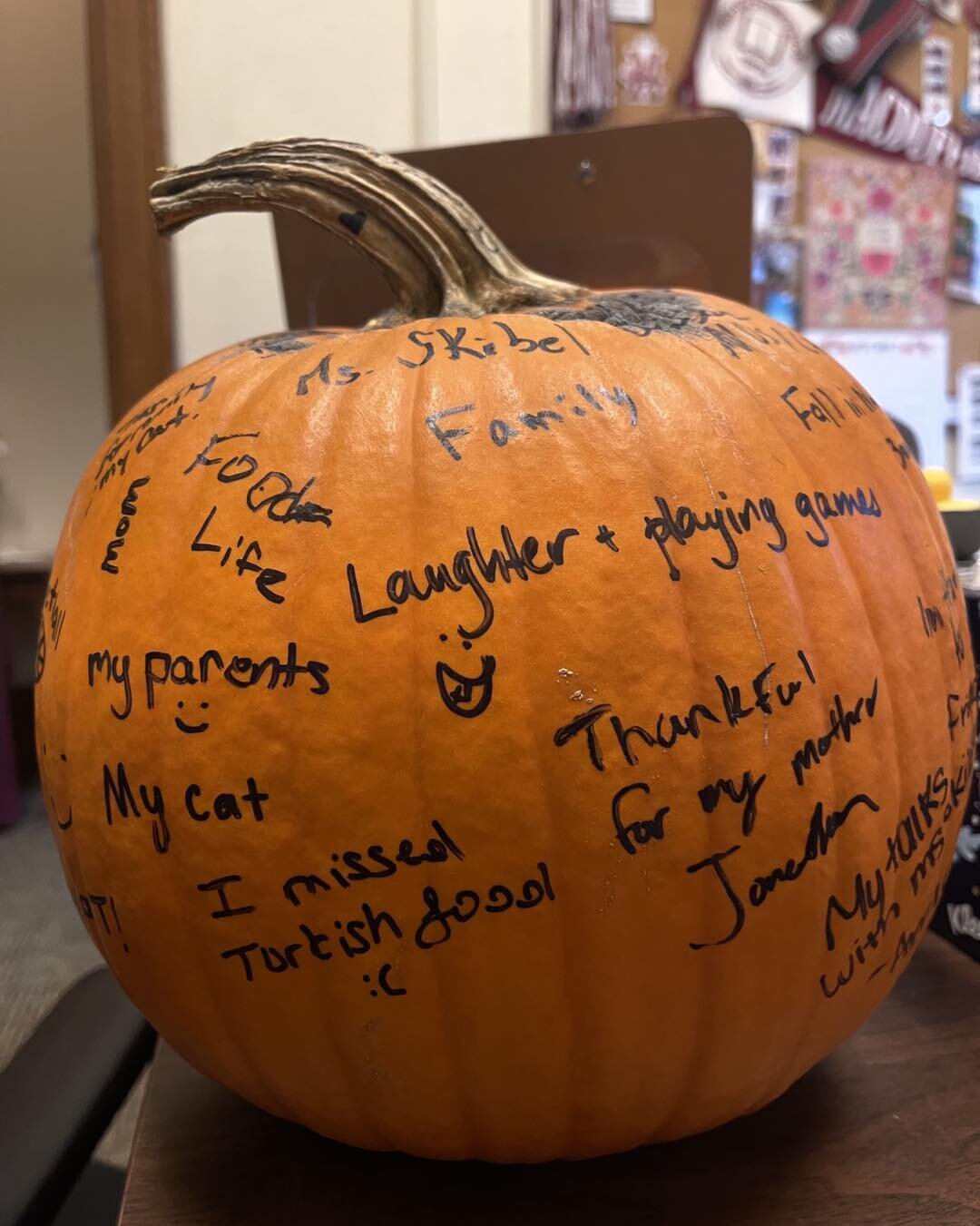 值得信赖的十大棋牌OB娱乐平台有一个 &宝贝,感谢&rdquo; pumpkin that sits on Ms. Skibel&,年代的桌子. 许多学生都停下来自豪地表达他们的感激和祝福. 

#他们的学校#他们的学校体验#感恩节 